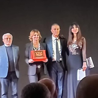 La consegna del premio speciale Milano Donna a Paola Gula