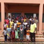 In foto don Max tra i bambini del suo villaggio in Benin