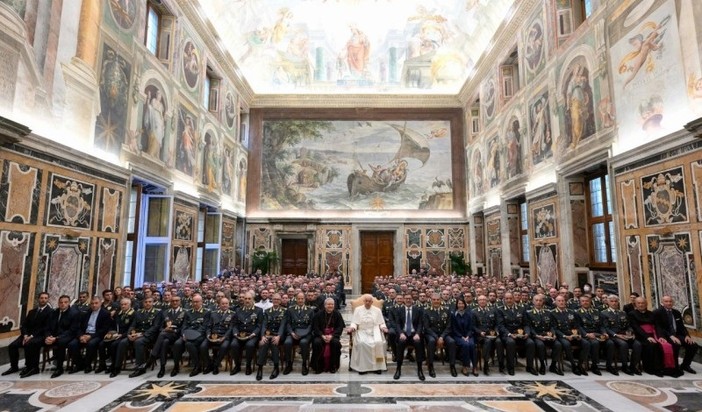 Papa Francesco insieme con le Fiamme Gialle