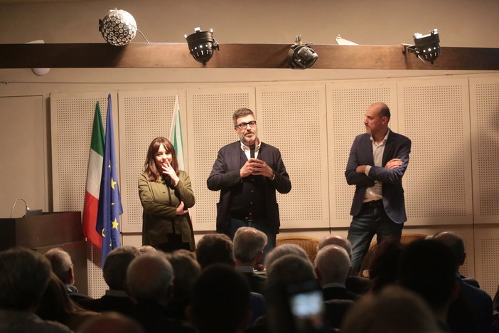 Regionali, parte dalla sua Saluzzo la campagna elettorale di Calderoni: “In questa sala la storia dei miei ultimi 25 anni” [VIDEO]