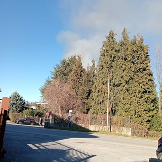 Visibile anche a centinaia di metri di distanza la colonna di fumo alzatasi dall'edificio