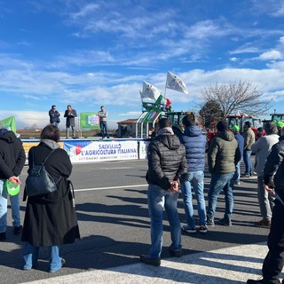 Il gruppo di agricoltori arrivati questa mattina al ritrovo di Peveragno. Altre iniziative sono previste sino a giovedì