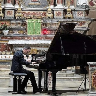 Il pianista Andrea Bacchetti  durante il concerto a Paesana (credito Mauro Ravera)