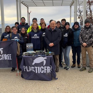 A Fossano l’associazione Plastic Free ha ripulito piazza Vittorio Veneto