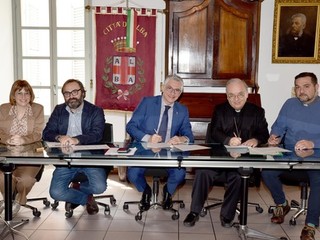 Il vescovo albese Marco Brunetti (foto Barbara Guazzone)