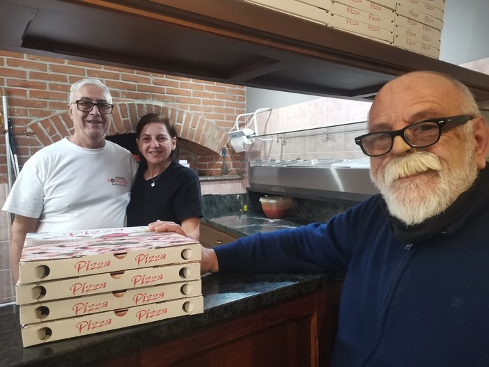 I titolari della pizzeria che ha donato le pizze