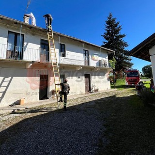 Peveragno, cascina “assediata” dalle vespe: i vigili del fuoco bonificano la canna fumaria da un enorme vespaio