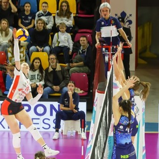 La schiacciatrice Anastasiia Kapralova in azione durante il match contro Firenze