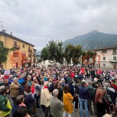 A Valdieri più di &quot;trecento indignati&quot; per la cittadinanza onoraria al principe Emanuele Filiberto [VIDEO]