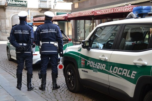 Bra, circolava con una patente  estera risultata falsa: denunciato  dalla Polizia Locale