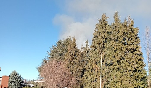 Visibile anche a centinaia di metri di distanza la colonna di fumo alzatasi dall'edificio