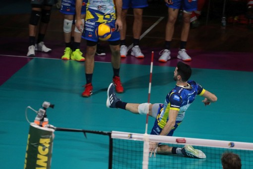 Giulio Pinali in un tentativo di difesa col piede durante il match con macerata (Foto Valerio Giraudo)