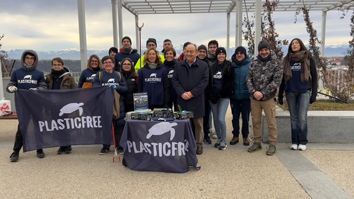 A Fossano l’associazione Plastic Free ha ripulito piazza Vittorio Veneto