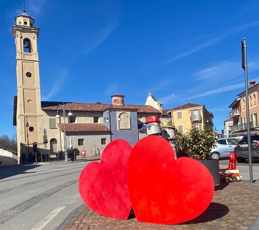 Allestimenti di cuori invadono Piozzo per la festa degli innamorati