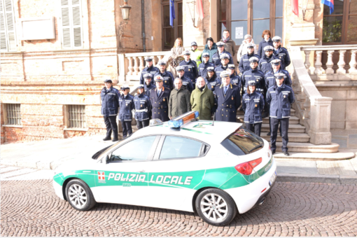 L'organico della Polizia Locale di fronte al Comune