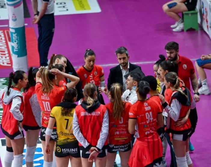 Coach Pintus e le ragazze della Honda Olivero Cuneo in un momento del match contro Bergamo (foto di Danilo Ninotto)