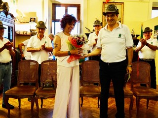 Paola Ravazzi con Enzo Desco presidente della Sezione Ana Monviso di Saluzzo