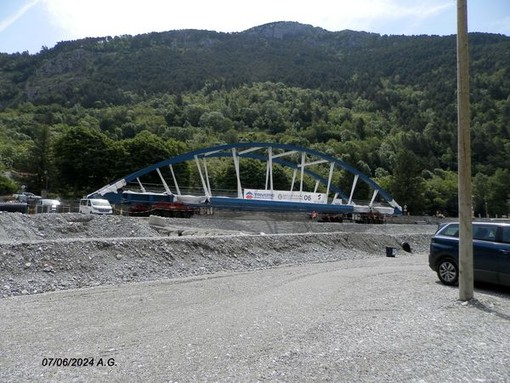 I lavori di posa del Pont des 14 Arches a tenda (Foto: Alain Garibbo)