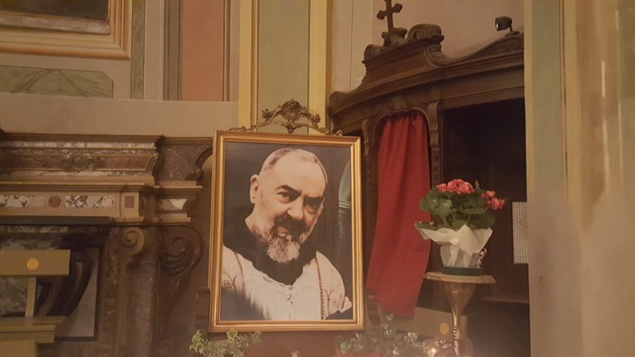 Quadro di San Pio collocato all'interno della chiesa di Santa Maria degli Angeli a Bra