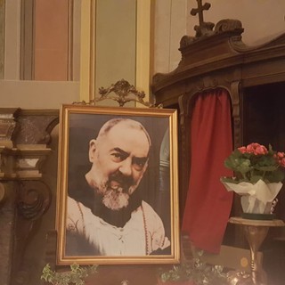 Quadro di San Pio collocato all'interno della chiesa di Santa Maria degli Angeli a Bra