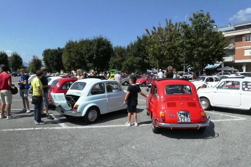 Alcune delle Fiat 500 che hanno partecipato al raduno di Fontanelle