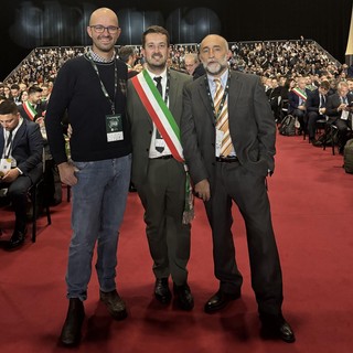 Il sindaco di Rifreddo, Elia Giordanino, tra l'assessore Maurizio Viso e il vice Cesare Cavallo, all'Assemblea Anci a Torino