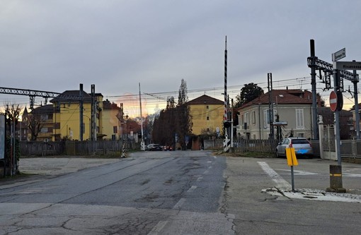 Il  passaggio a livello in via Caramagna dove è prevista la realizzazione del sottopasso veicolare