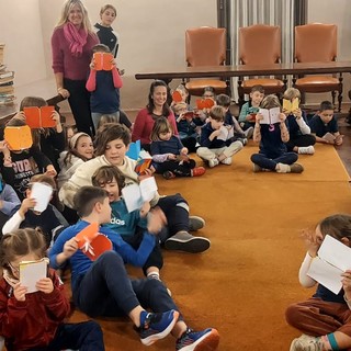 Piccoli lettori in azione alla biblioteca civica di Revello