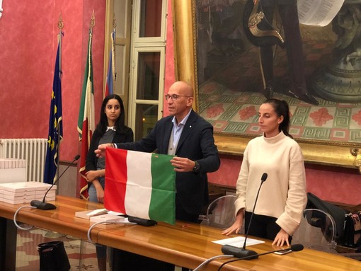 In foto: alcuni momenti della cerimonia di consegna della Costituzione ai maggiorenni nel 2022