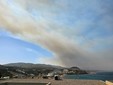 La coltre di fumo vista da Lindos, nella giornata di sabato