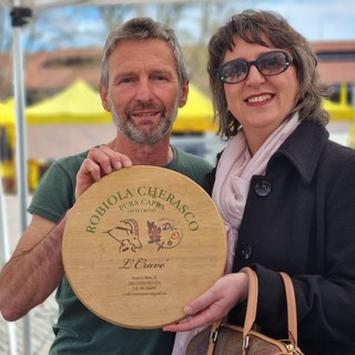 Renato Maunero con Silvia Gullino, curatrice del Caffè Letterario di Bra