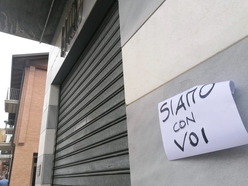 &quot;Siamo con voi&quot; recita il messaggio comparso stamane sulle serrande della Gioielleria Roggero