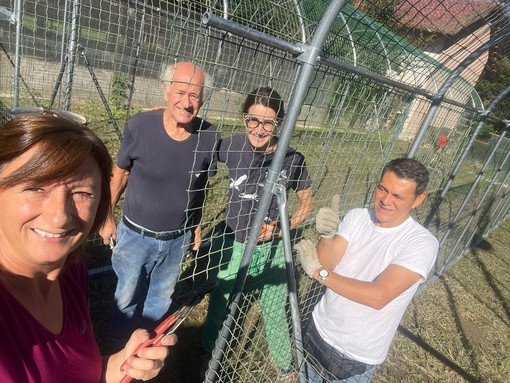 La famiglia Vaschetti del Centro cicogne di Racconigi durante la costruzione delle nuove voliere