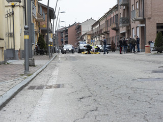 Due i corpi rimasti a terra dopo la sparatoria avvenuta fuori dalla gioielleria di Gallo Grinzane