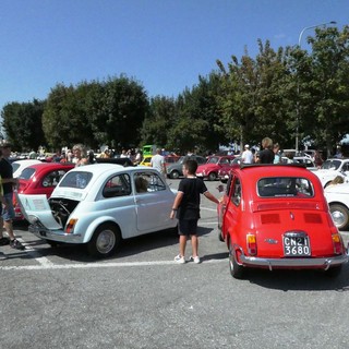 Alcune delle Fiat 500 che hanno partecipato al raduno di Fontanelle