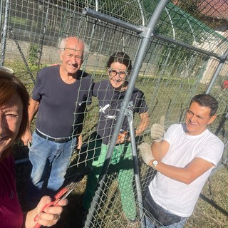 La famiglia Vaschetti del Centro cicogne di Racconigi durante la costruzione delle nuove voliere