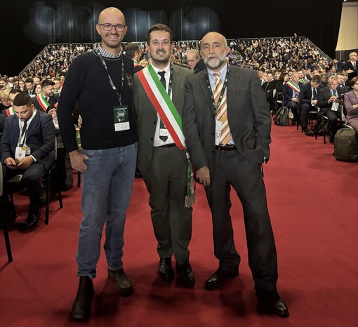 Il sindaco di Rifreddo, Elia Giordanino, tra l'assessore Maurizio Viso e il vice Cesare Cavallo, all'Assemblea Anci a Torino