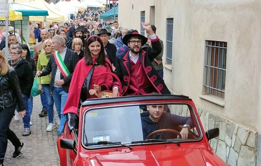 La Bela Barutera (Giulia Barale) e Il Bulerè (Marco Poliseno) inaugurano la Sagra della  castagna e del fungo di Rossana 2024 (foto di Marzio Salvatico)