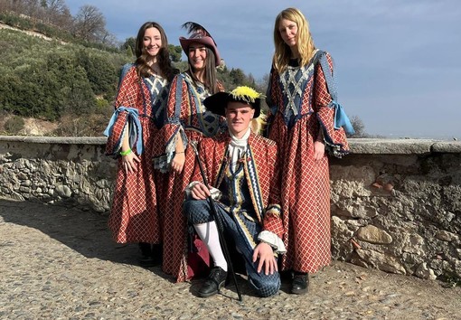 Le maschere di Revello: Marco Rubiolo (Ruchin), con Giorgia Cappellino (Biasina), e le due damigelle Cristina Agù e Jessica Formiglia