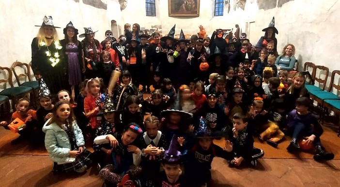 Revello Halloween in Cappella Marchionale con  oltre 60 bambini tra racconti da brivido