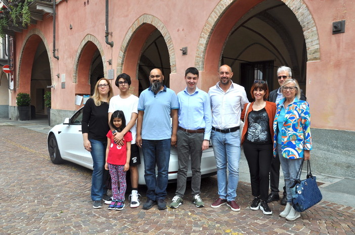 Raghav Fazio con la moglie e i figli davanti al municipio (sullo sfondo l'auto che utilizzeranno) insieme agli assessori Barbero, Boschiazzo e Reggio, cal capo di gabinetto del sindaco Prunotto e alla consigliera Alessandria