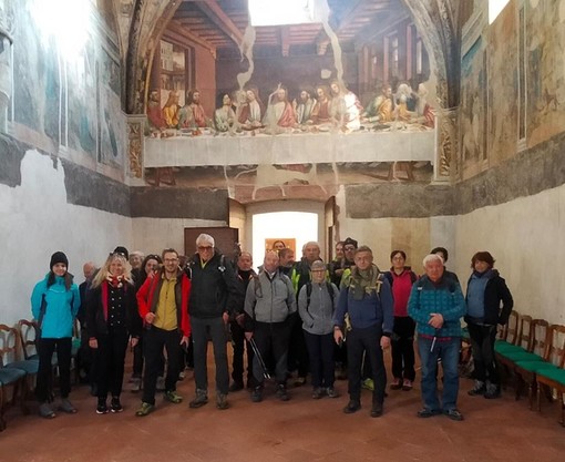 Gli escursionisti durante una sosta con visita alla Cappella Marchionale di Revello