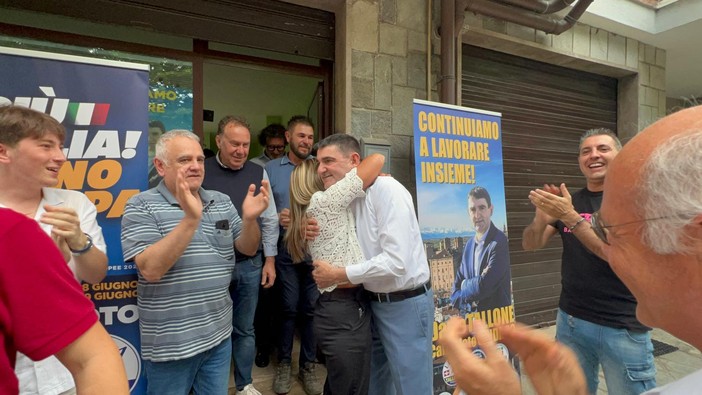 L'esultanza del confermato sindaco Dario Tallone, al suo secondo mandato