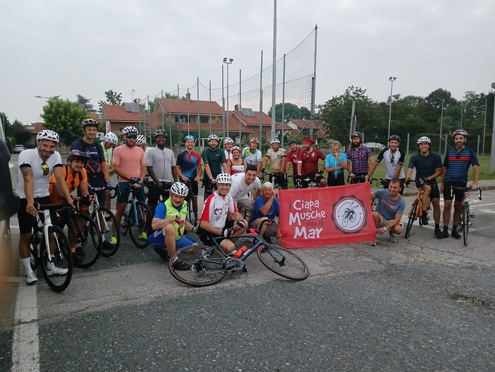 La partenza in bici da Scarnafigi a Spotorno dei &quot;Ciapamusche&quot;