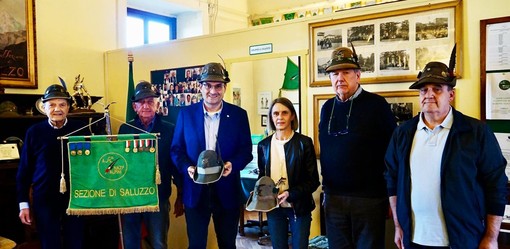 Chiara Avagnina dona al presidente della zione Ana di Saluzzo i cappelli alpini appartenuti al nonno Vincenzo Carlo veterano della Prima Guerra Mondiale (Foto: Paola Ravazzi)