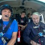 Simone Moro che pilota l'elicottero con Clemente Berardo e Davide Giordano