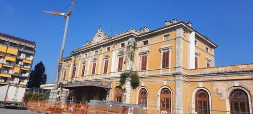 Stazione di Saluzzo, al via l'allestimento dei ponteggi per i lavori sul tetto.