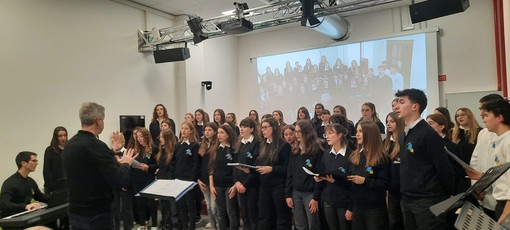 Liceo Soleri Bertoni, l'esibizione del gruppo corale della scuola nella serata della consegna delle borse di studio