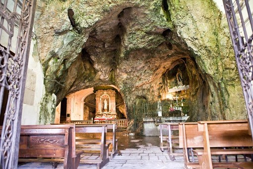 Record di visitatori a Santa Lucia, il Santuario nella roccia di Villanova Mondovì