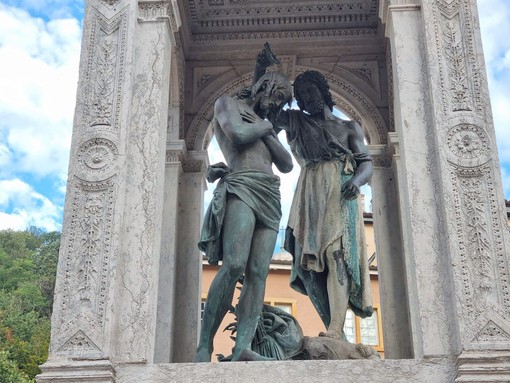 Statua del Battesimo di Cristo, a Lione (Francia)